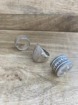 Een Lotje van drie zilveren ringen kopen? Bied vanaf 85!
