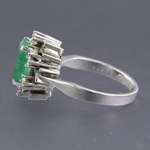 14K Goud - witgouden vintage entourage ring met smaragd en diamant kopen? Bied vanaf 850!