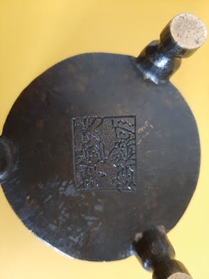Niet of onleesbaar gesigneerd - Oosterse steenbal met bronsen voet kopen? Bied vanaf 1!