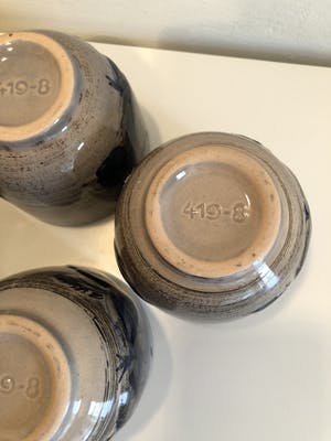 Niet of onleesbaar gesigneerd - Prachtige W-Germany keramiek kan en 5 mokken, in zeer goede staat kopen? Bied vanaf 1!