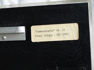 Franz Schupp - Gips op paneel in Perspexbox , “Communicatie” - 1985 kopen? Bied vanaf 250!