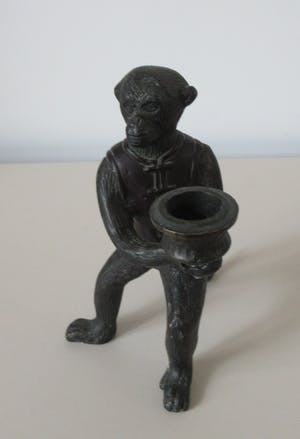 Curiosa - Bronzen gepolychromeerde apen met een kandelaar kopen? Bied vanaf 1!