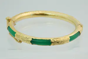 57 - Surinaamse 20Krt geel gouden armband met groene kunststof kern kopen? Bied vanaf 390!