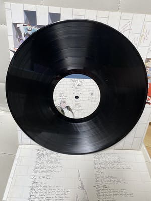 Niet of onleesbaar gesigneerd - LP Pink floyd - The Wall - Gesigneerd kopen? Bied vanaf 1!