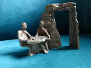 Judith Braun - twee figuren aan tafel met op de achtergrond een bouwwerk- bouwnijverheid kopen? Bied vanaf 75!