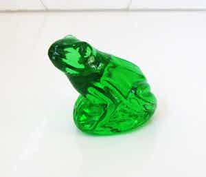 Niet of onleesbaar gesigneerd - Boheemse Groene kunstglazen presse papier kikker verkocht voor € 10!