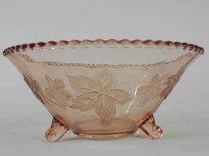 Niet of onleesbaar gesigneerd - Vintage roze fruitschaal met klimopbladeren kopen? Bied vanaf 1!