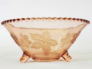 Niet of onleesbaar gesigneerd - Vintage roze fruitschaal met klimopbladeren verkocht voor € 1!