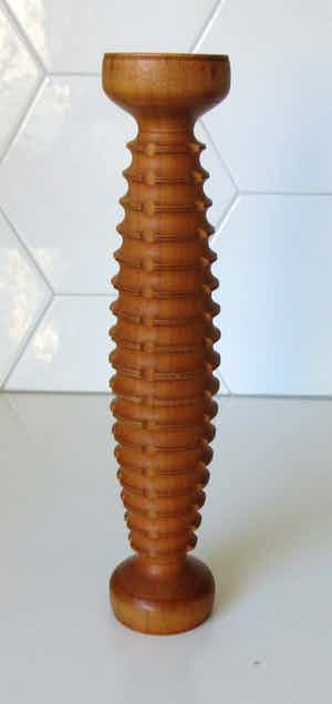 Niet of onleesbaar gesigneerd - Handgesneden abstract Houten object verkocht voor € 10!