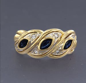 Bicolor gouden ring bezet met saffier en briljant geslepen diamanten kopen? Bied vanaf 240!