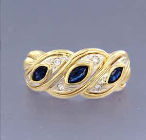 Bicolor gouden ring bezet met saffier en briljant geslepen diamanten verkocht voor € 240!