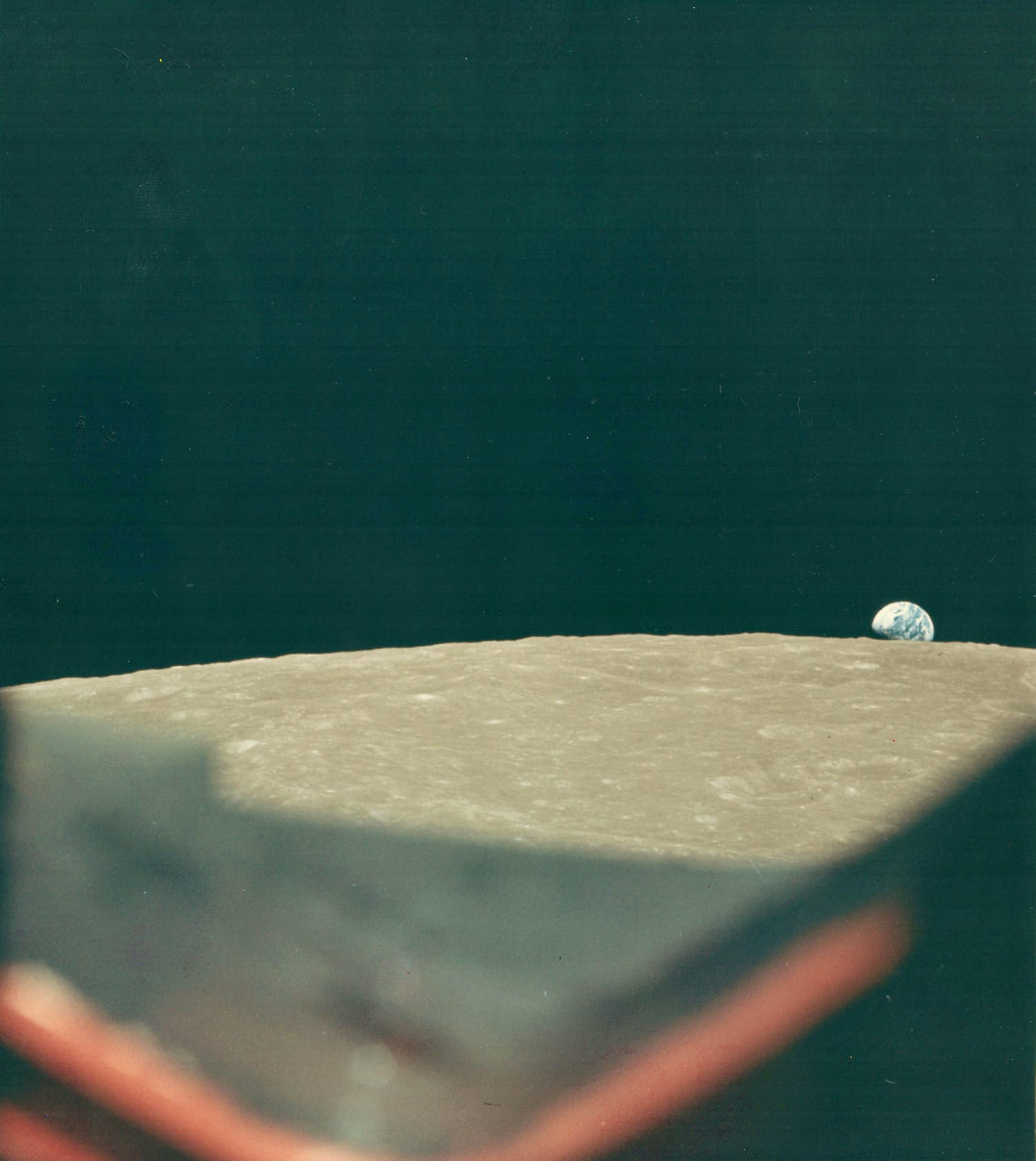 NASA - Earth rising above the lunar horizon, C-print kopen? Bied vanaf 495!