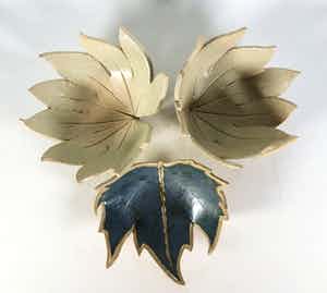 Carla van Ouwenaller - Aardewerk, Lot van drie schalen in de vorm van bladeren verkocht voor € 35!