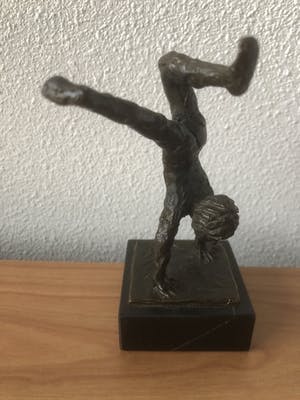 Brons (Onbekend) - Prachtig beeldje - Kind dat handstand doet kopen? Bied vanaf 35!