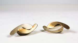 Jantine Koeze - Oorclips met bronzen en zilveren voetjes verkocht voor € 1!