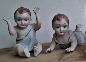 Niet of onleesbaar gesigneerd - Originele nostalgische keramische tweeling baby beeldjes (jaren 40) kopen? Bied vanaf 1!