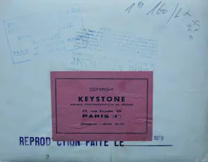 Niet of onleesbaar gesigneerd - Foto: Brigitte Bardot in auto kopen? Bied vanaf 10!