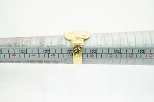 84 - Vrijwel nieuwe Surinaamse 18 Krt geelgouden  "mattenklopper"ring kopen? Bied vanaf 280!