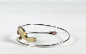 Jantine Koeze - Spang-armband met bronzen en zilveren voetjes kopen? Bied vanaf 1!