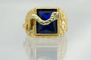 Acheter23- Mooi bewerkte 18 krt gouden "slangen" ring - met gefacetteerde blauwe steen? Enchérissez de 370!
