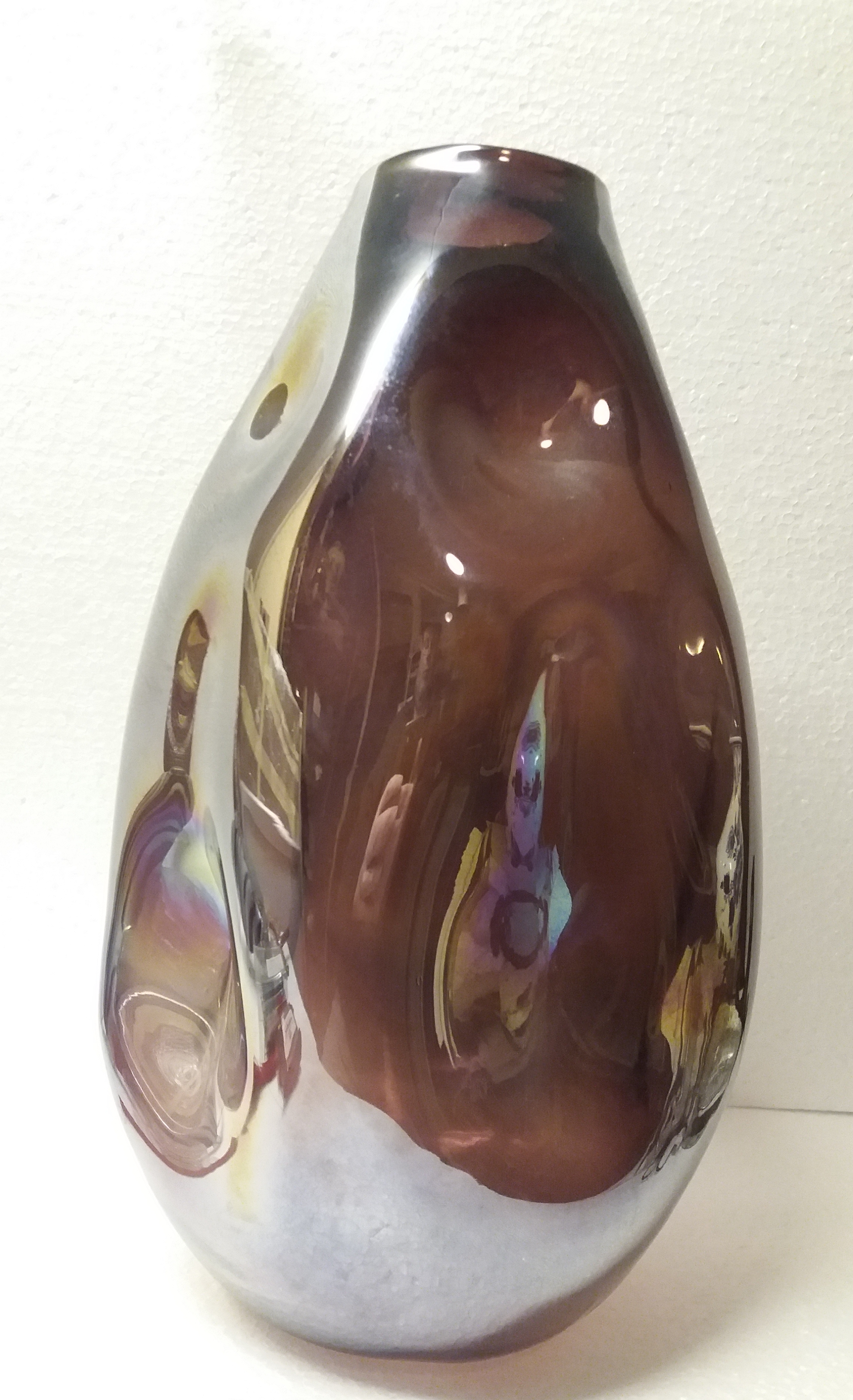 Niet of onleesbaar gesigneerd - Paarse gedeukte Glazen vaas met parelmoer kopen? Bied vanaf 1!