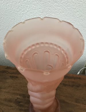Niet of onleesbaar gesigneerd - Espaivet, Art Deco roze gesatineerd glazen vaas kopen? Bied vanaf 10!
