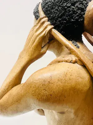 AcheterOnbekend - Afrikaanse houten vrouwensculpturen van Ngimbi Tatu? Enchérissez de 80!