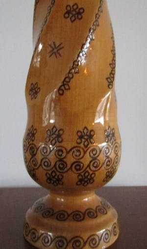 Niet of onleesbaar gesigneerd - Houten spiraalvormige vaas met gegraveerde deco. elementen kopen? Bied vanaf 1!