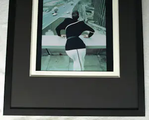 Helmut Newton - Ingelijste foto , ‘Paris 1978’ - voor modeontwerper Thierry Mugler kopen? Bied vanaf 1000!