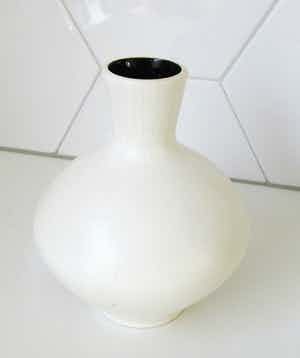 Willem Hendrik de Vries - Mat wit zwart platelen vaasje model 540 - Fris Edam verkocht voor € 23!