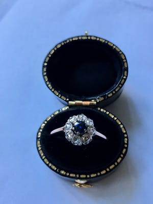 18K Goud - entourage ring met roosdiamant en een saffier kopen? Bied vanaf 225!