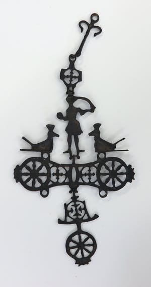 Niet of onleesbaar gesigneerd - Gietijzeren raamhanger, Figuur met twee kippen kopen? Bied vanaf 1!