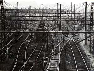 Aart Klein - Trein emplacement, gelatinezilverdruk verkocht voor € 295!