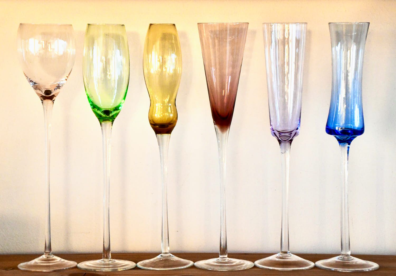 Niet of onleesbaar gesigneerd - 6 Zeldzame, vintage, mondgeblazen, gekleurde Art Deco Champagneglazen kopen? Bied vanaf 1!