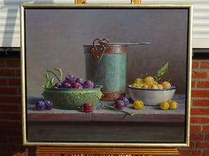 Hans Habraken - Oude ketel en oude schaaltjes met gele en blauwe pruimen. kopen? Bied vanaf 825!