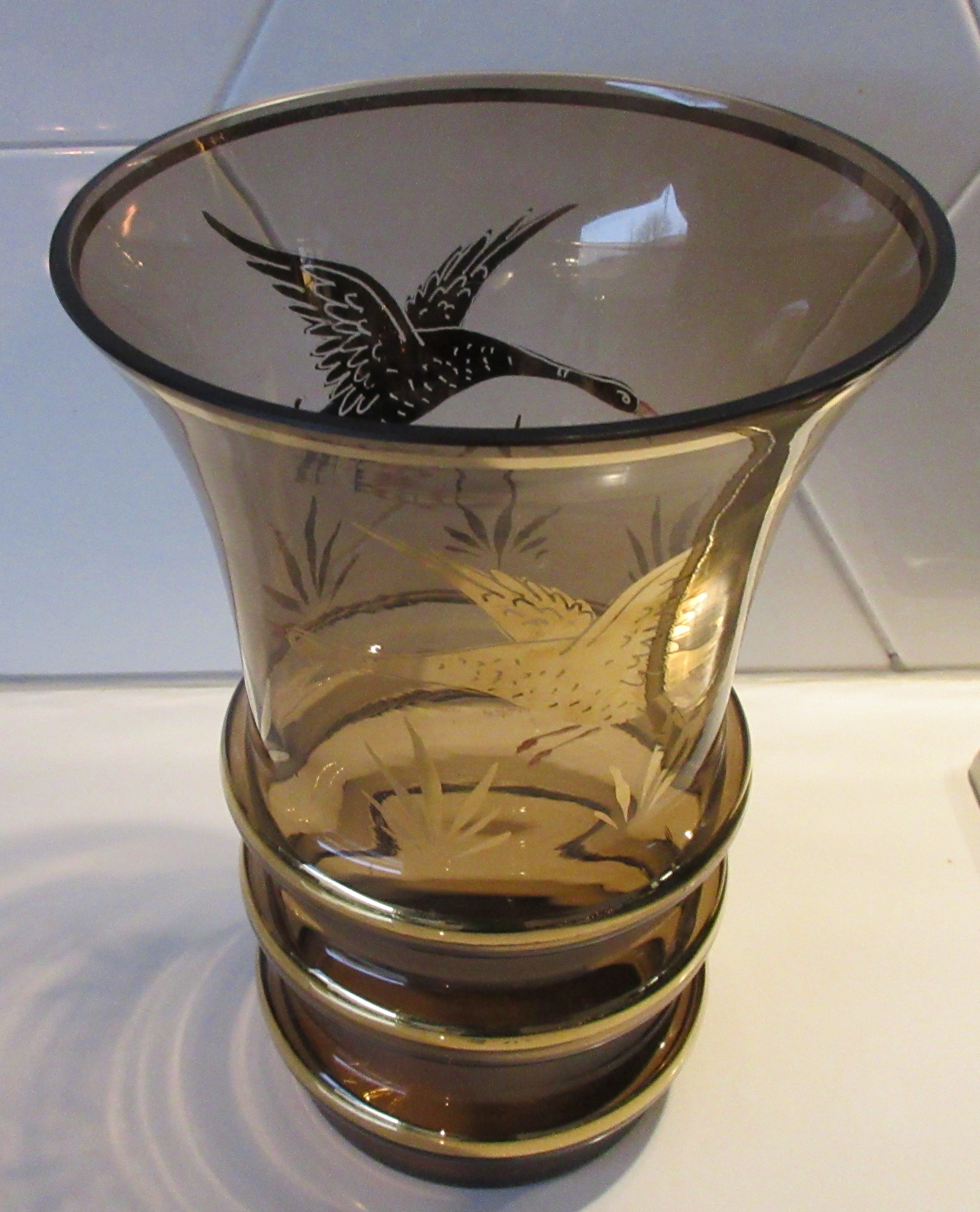 Adat - Art deco Franse bruin glazen vaas met vergulde decoratie van ganzen kopen? Bied vanaf 20!