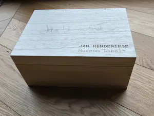 Jan Henderikse - Museum Labels - 8 Unieke Gesigneerde werken - 2018 - 21 x 15 cm per stuk kopen? Bied vanaf 495!