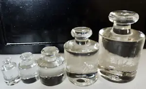 AcheterNiet of onleesbaar gesigneerd - 5x Vintage glazen (apothekers) gewichten.? Enchérissez de 1!