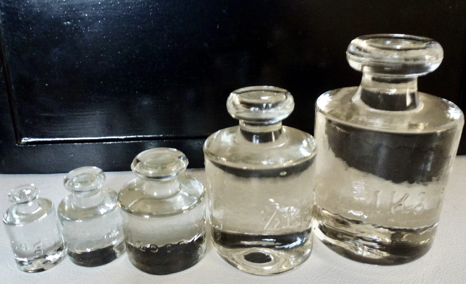 Niet of onleesbaar gesigneerd - 5x Vintage glazen (apothekers) gewichten. kopen? Bied vanaf 1!