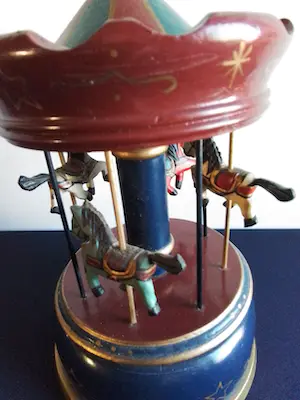 Niet of onleesbaar gesigneerd - Prachtige antieke houten kermis carrousel met muziek kopen? Bied vanaf 1!