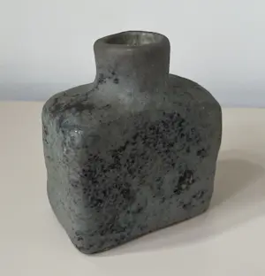 Jaan Mobach - Twee vintage blokvaasjes kopen? Bied vanaf 50!