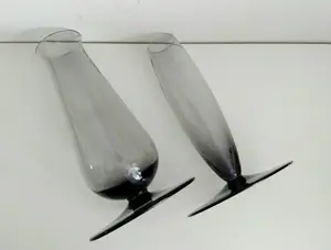 Niet of onleesbaar gesigneerd - twee 'platvoet vazen' in rookglas, mond geblazen kopen? Bied vanaf 1!