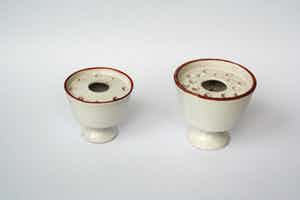 Pottenbakkerij Nagtegaal - Utrecht 2 vaasjes met bloemstengel gaten - nr 8 en 9 verkocht voor € 1!