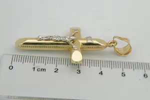26 - Mooi bewerkte en zo goed als nieuwe 14 karaat bi-color gouden kruis hanger kopen? Bied vanaf 150!