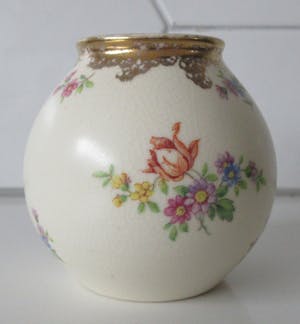 Plateelbakkerij Zuid-Holland - Miniatuur platelen bolvaasje met floraal decor kopen? Bied vanaf 12!