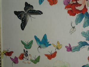 Niet of onleesbaar gesigneerd - Grote ingelijste aquarel op zijde , Japans , Vlinders – 100 x 62 cm kopen? Bied vanaf 1!