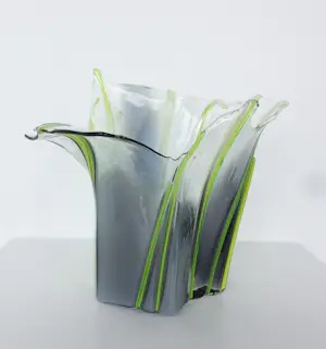 Willem Heesen - Glasobject, Grote wit / zwarte vaas met gele strepen kopen? Bied vanaf 250!