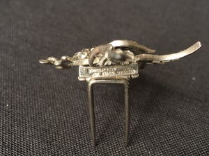 1e gehalte Zilver - twee zilveren vintage broches: een vogel- en een fantasiebroche kopen? Bied vanaf 10!