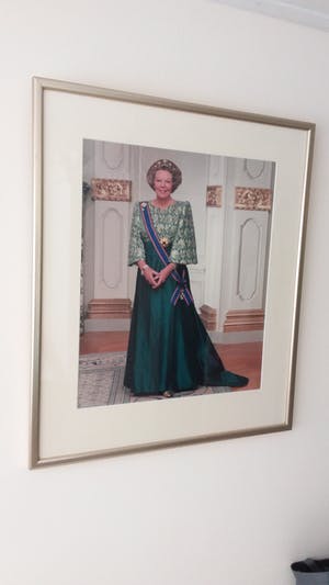 Niet of onleesbaar gesigneerd - statieportret van H.M. Koningin Beatrix. kopen? Bied vanaf 1!