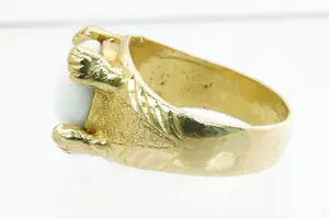 41- Fraaie Surinaamse 18 krt gouden ring witte steen vastgehouden door 4 klauwen kopen? Bied vanaf 440!